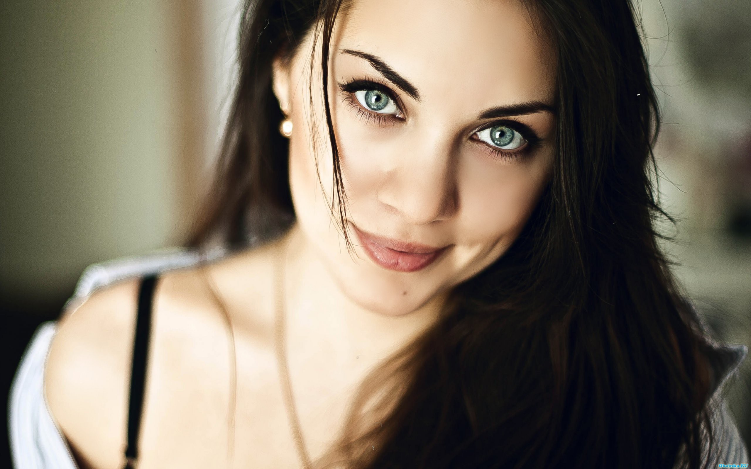 Красивая милая девушка с синими глазами